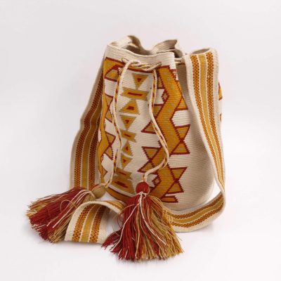 Diese Tasche ist eine authentische Tasche, handgefertigt von einer einheimischen Wayuu-Frau aus Kolumbien